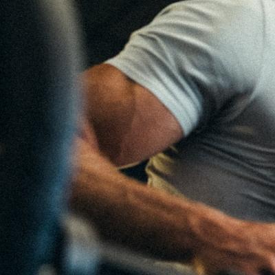 Nahaufnahme eines trainierenden Armes im Fitnessstudio.