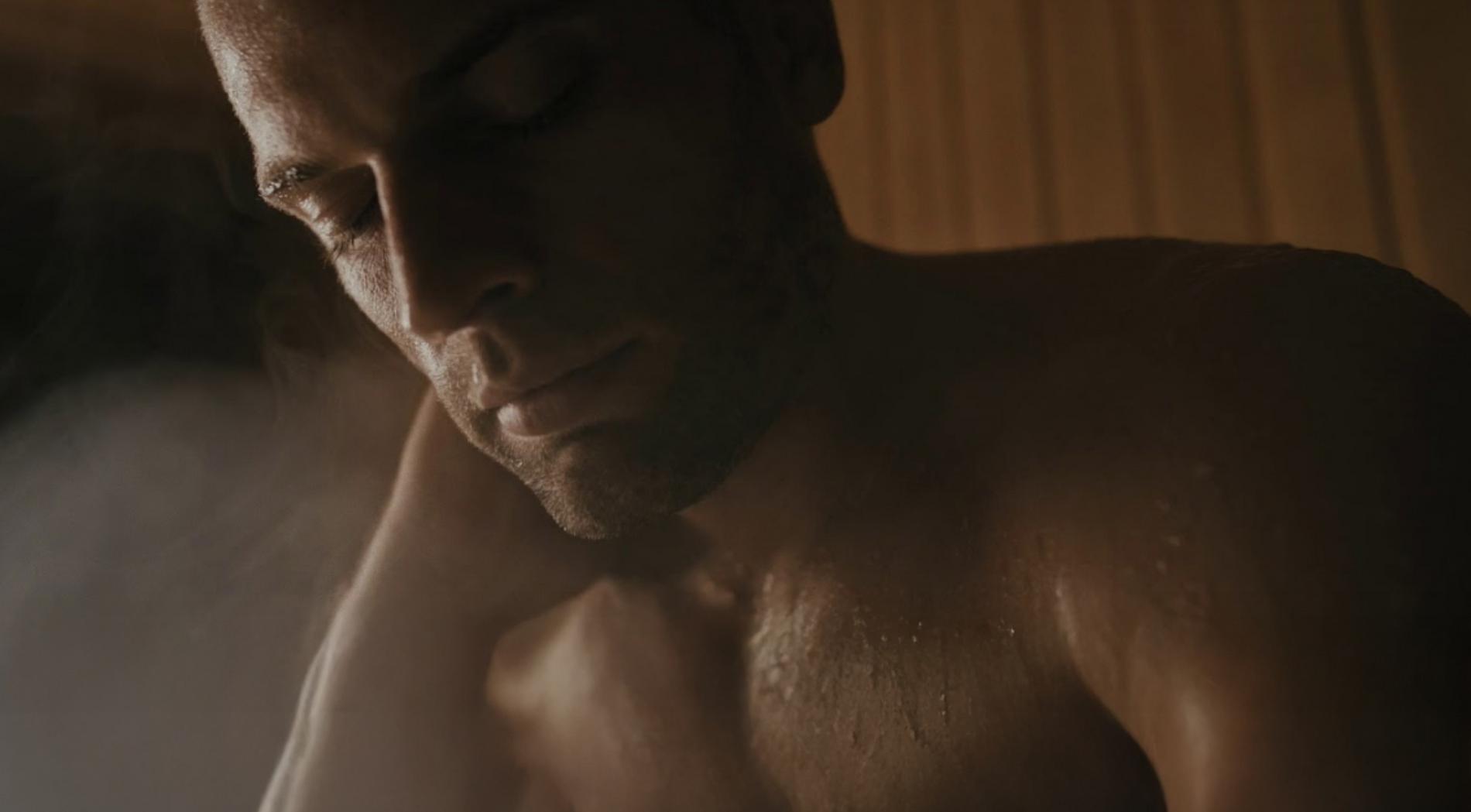 Mann entspannt schwitzend in einer Sauna.