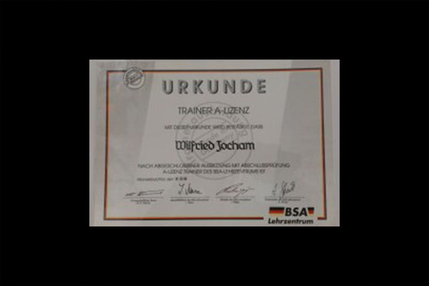 Zertifikat über eine Trainer-A-Lizenz vom BSA-Lehrzentrum, mit Unterschriften und offizieller Siegelmarke.