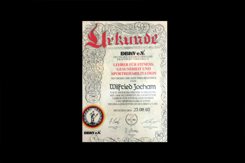 Zertifikatsurkunde des Deutschen Bodybuilding- und Kraftsportverbands mit verzierten Rahmen, rotem Schriftzug und mehreren Unterschriften.